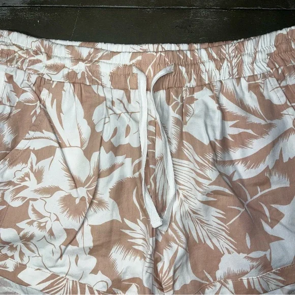 Billabong Tan White Floral Print Pull On Shorts Pocket NWOT Ladies Small - Picture 3 of 7
